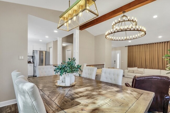 Building Photo - 658 White Ct