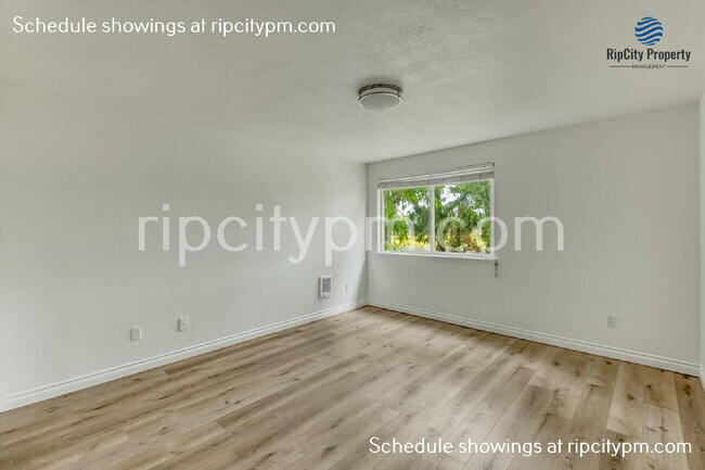 Building Photo - 2452 SE 9th Ct