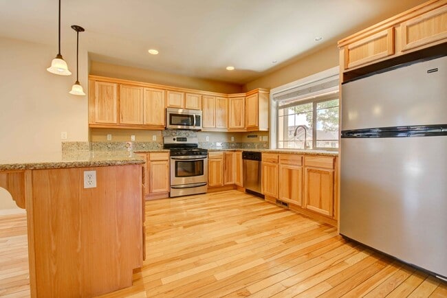 Building Photo - 3 bed/2.5 w/garage in Desirable Barton Cro...