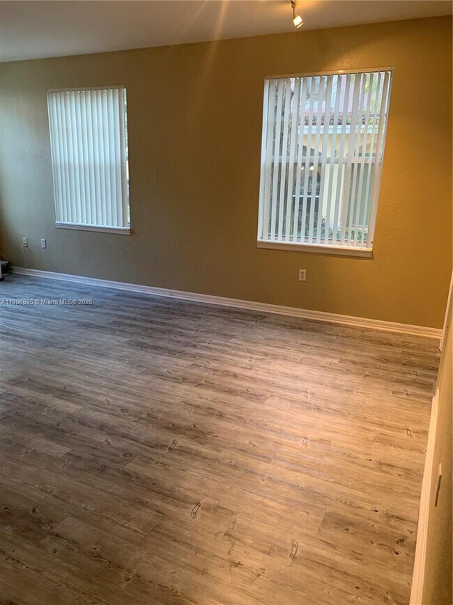 Building Photo - 6572 W Sample Rd