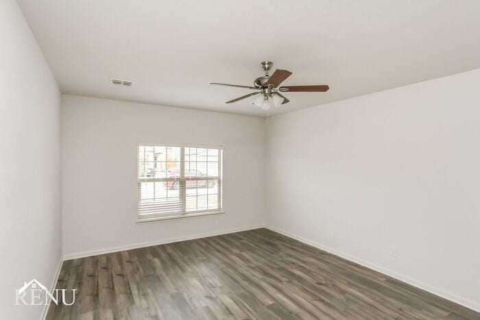 Building Photo - 1910 Hialeah Dr