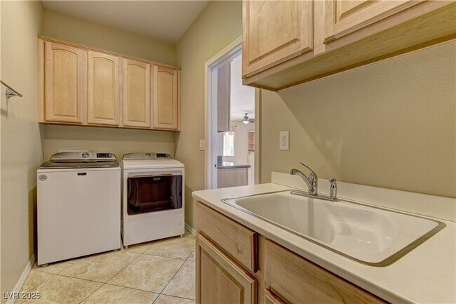Building Photo - 2365 Wisconsin Dells Dr