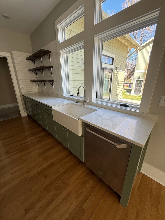 Building Photo - 425 S Yellowstone St