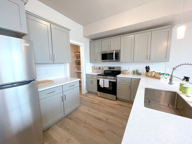 Building Photo - Bright 3br Townhome (New Build)