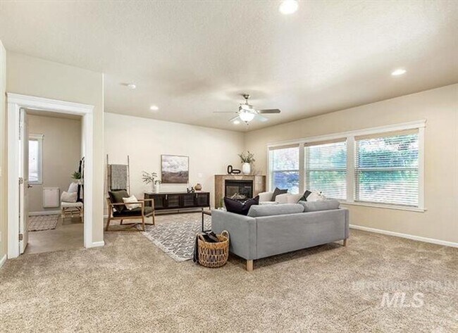 Building Photo - 3 Bedroom 2.5 Bath, 3 Car Garage w/Gorgeous Exterior