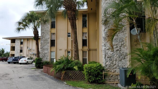Building Photo - 241 S Royal Poinciana Blvd