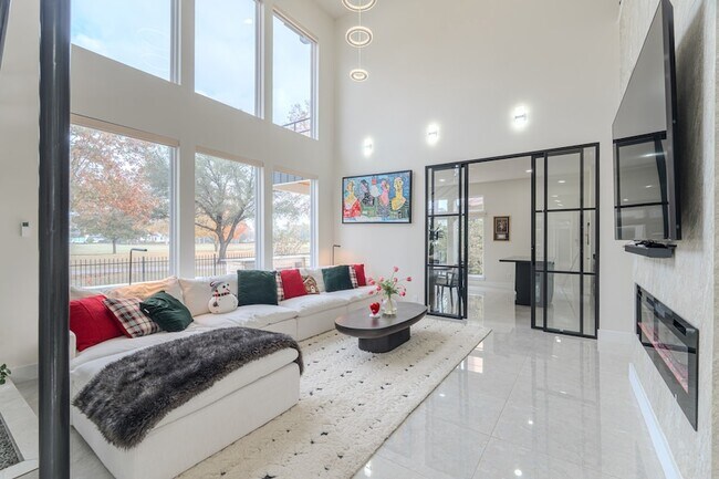 Building Photo - 6510 Sussex Ct