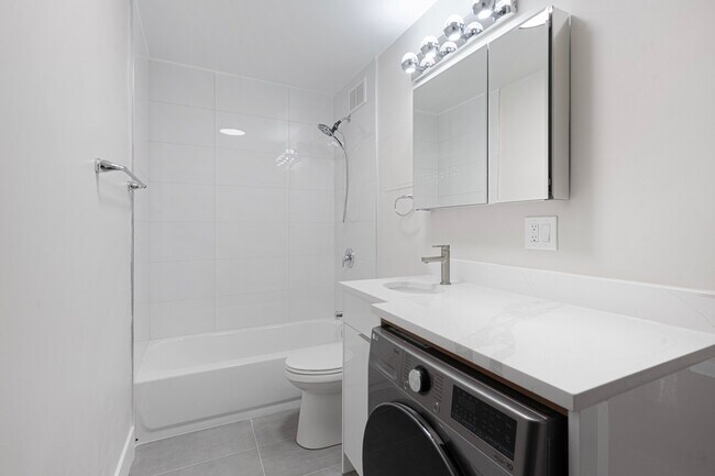 Building Photo - 6166 N Sheridan Rd