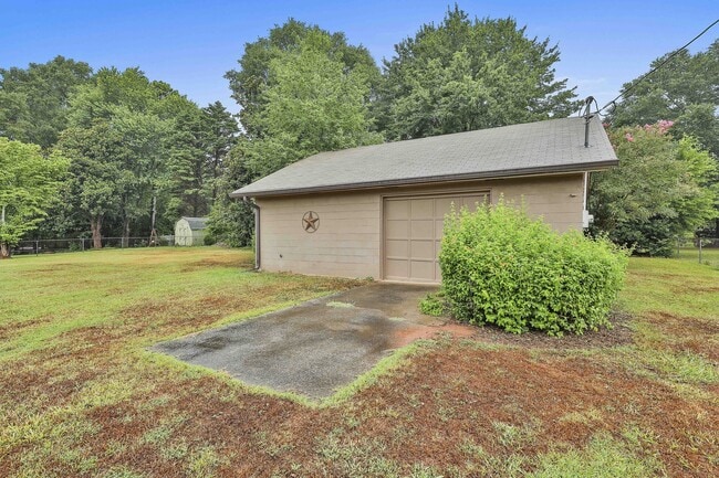 Building Photo - 5011 Pineview Terrace