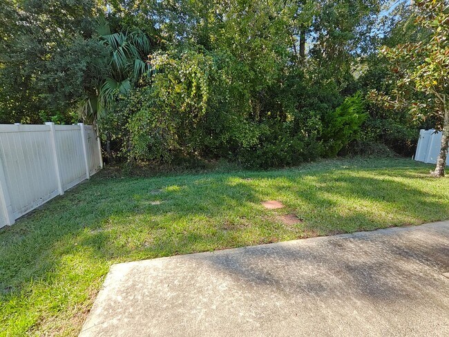 Building Photo - Charming & Modern 3-Bedroom Home with Bright Open Layout!