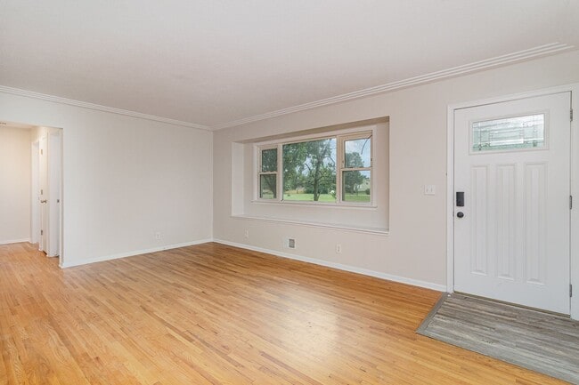 Building Photo - Spacious 5bed|2bath Home w/ Large Backyard...