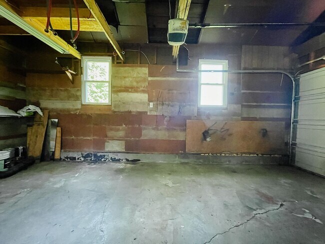 Building Photo - 2 Bedroom Home, Fenced in Backyard + Garage! Available soon!