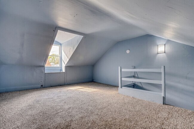 Building Photo - Newly Renovated 3 Bedroom, 1 Bathroom Townhouse