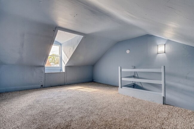 Building Photo - Newly Renovated 3 bedroom, 1 bedroom townhouse