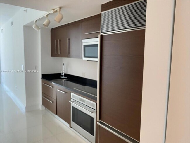 Building Photo - 475 Brickell Ave