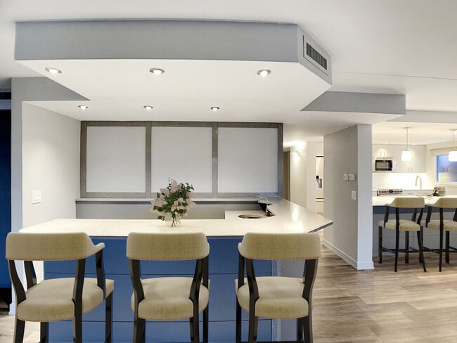 Building Photo - Lake Tower