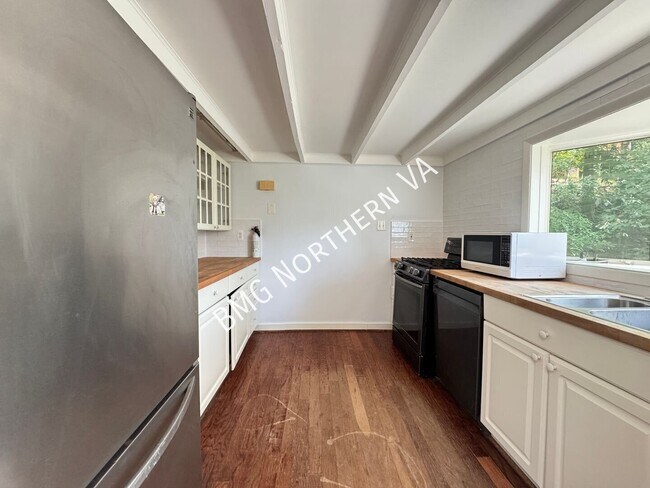 Building Photo - 8221 Barron St