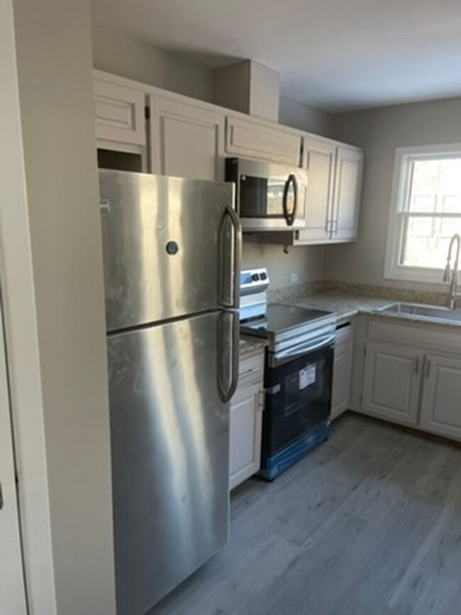 Building Photo - Fully remodeled with all new appliances