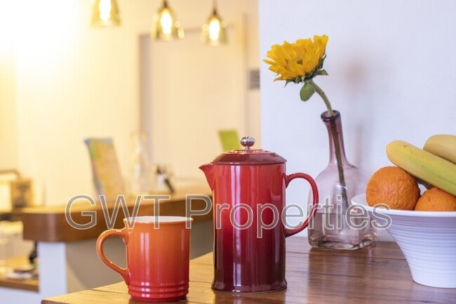 Building Photo - 1906 Mission St