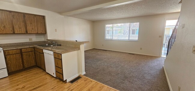 Building Photo - Three Bedroom Townhouse with Central Air, ...