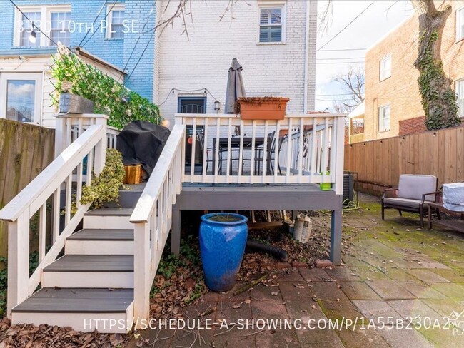 Building Photo - Renovated Apartment with Backyard Space