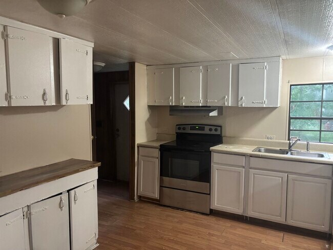 Building Photo - 206 Tropicaire St