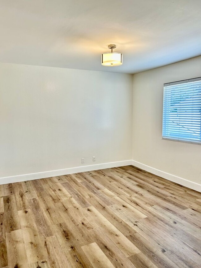 Building Photo - Fully remodeled town home!