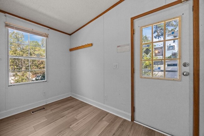 Building Photo - 4 bedroom 2 bathroom spacious home!