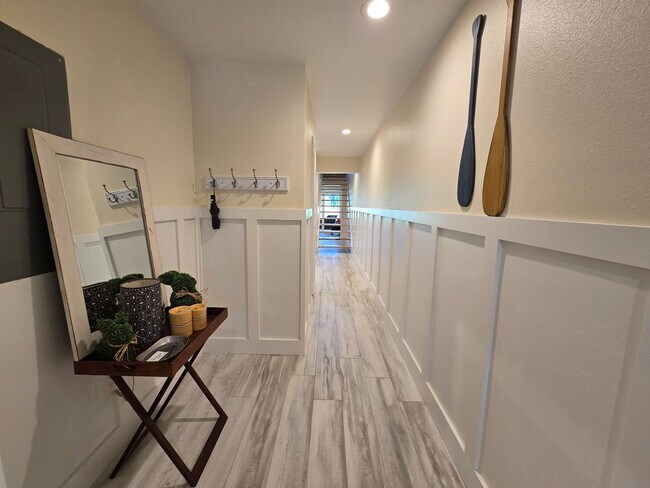 Building Photo - Stunning 2 Bed / 2.5 Bath Townhouse with G...
