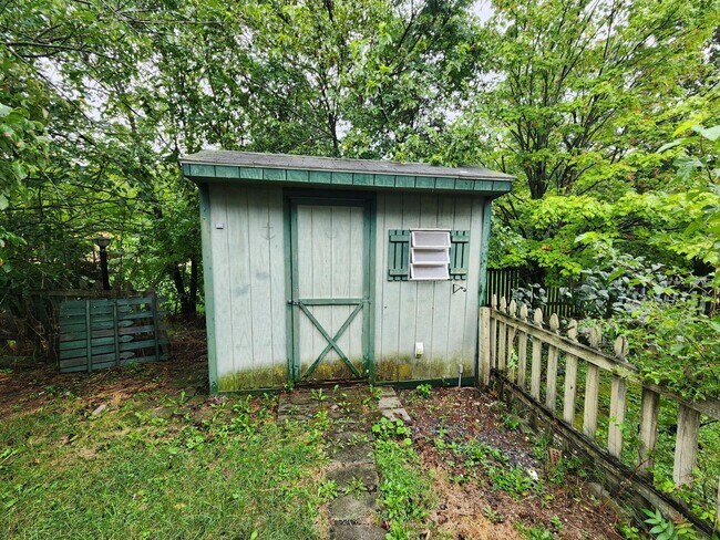 Building Photo - 102 Nottingham Dr