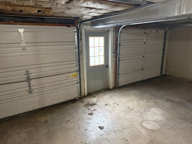 Building Photo - 3 Bedroom 2 Bathroom Fully Furnished Home ...