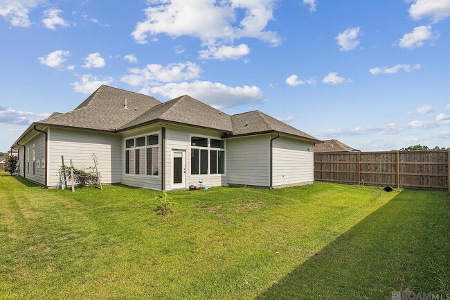 Building Photo - 17331 Fox Glove Ave
