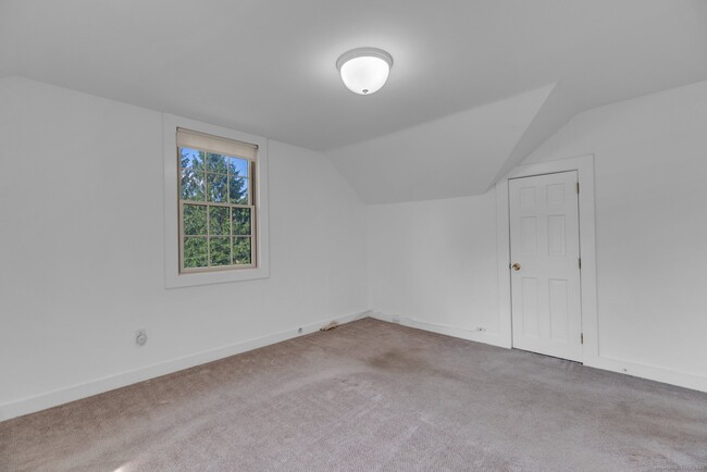 Building Photo - 49 Grandview Dr