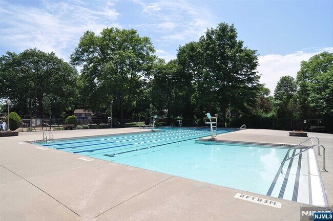 Building Photo - 354 Plaza