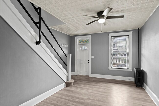 Building Photo - 1109 W 40th St