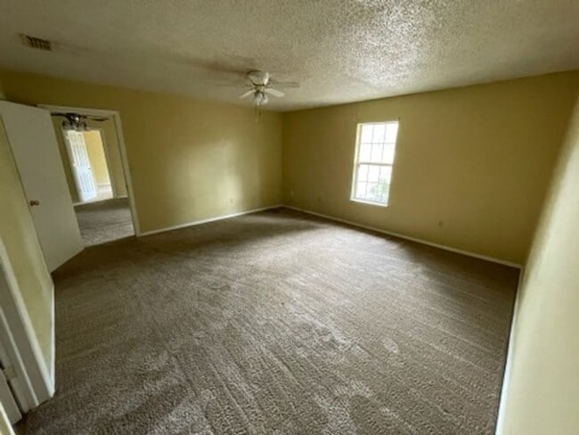 Building Photo - FOR RENT