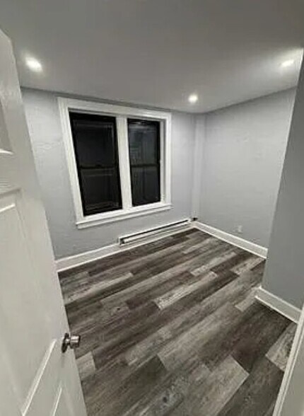 Building Photo - 408 Leslie St