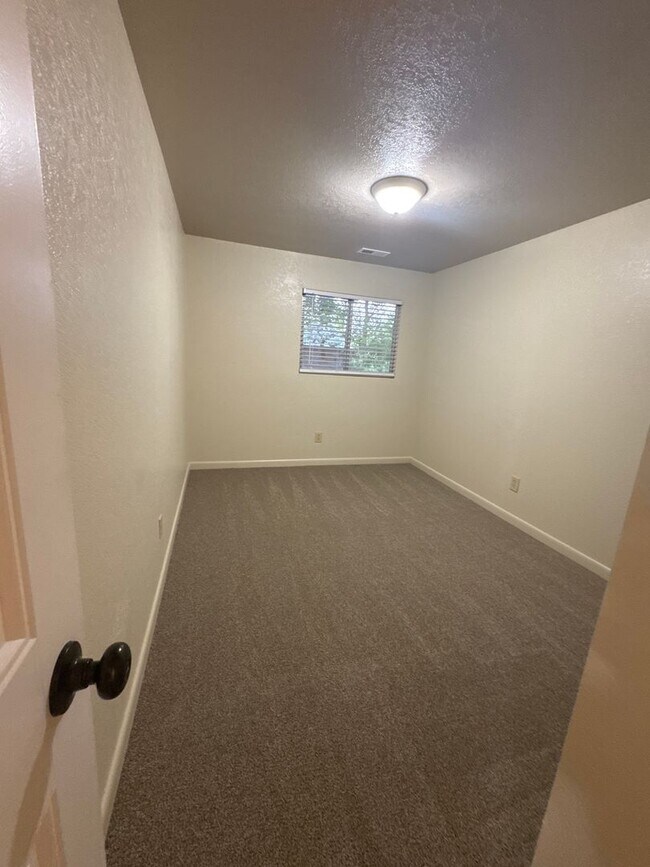 Building Photo - 75 E 860 S