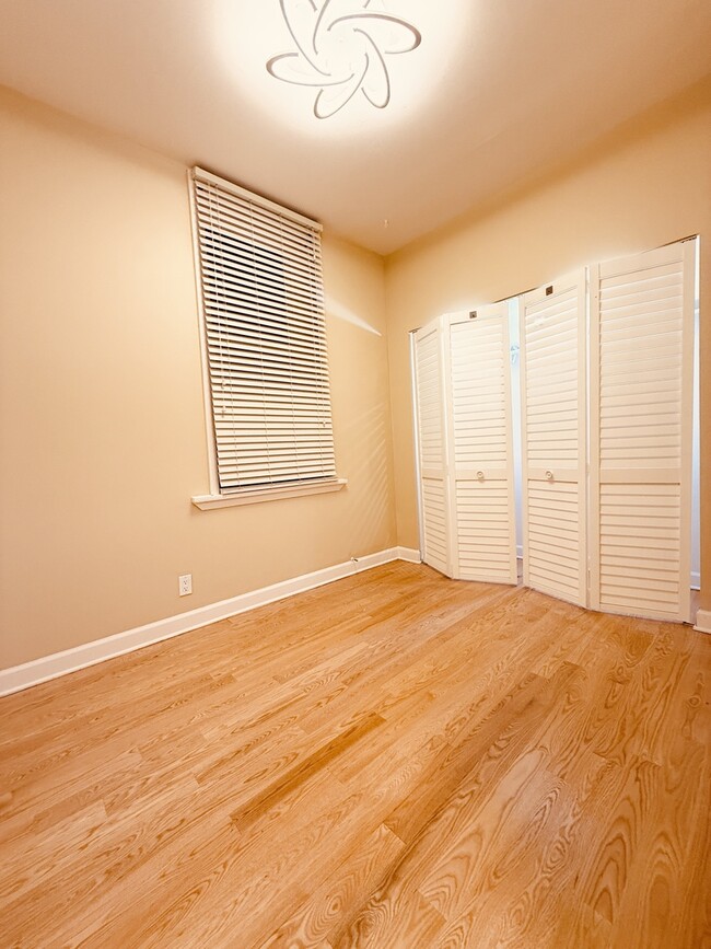 Building Photo - 2133 N Sheffield Ave