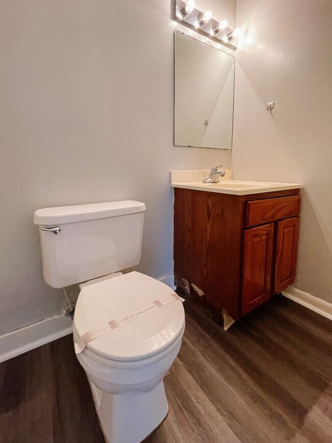 Building Photo - 8200 & 8202 W Butternut Rd