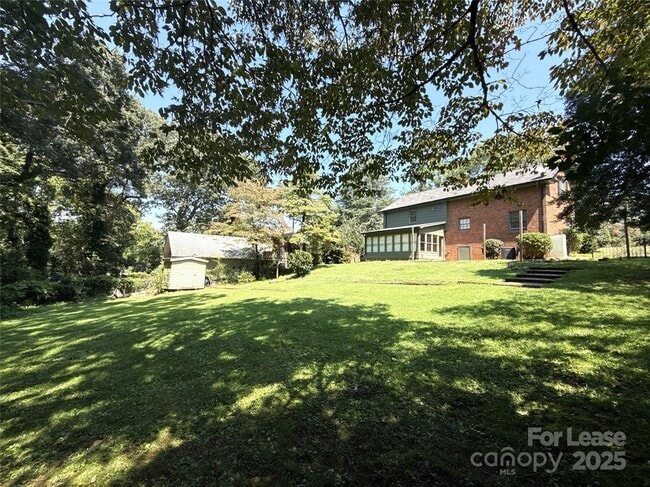 Building Photo - 1127 Queensgate St