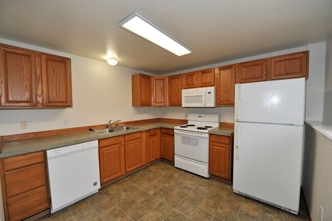 Building Photo - Basement 2 bed 1 bath unit