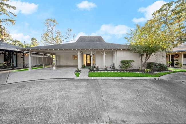 Building Photo - 8 Champions Colony E