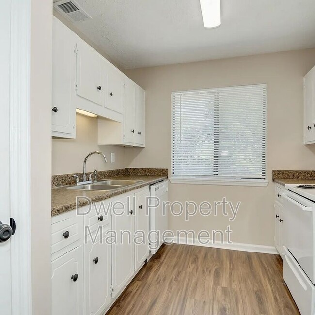 Building Photo - 3510 Woodlake Rd