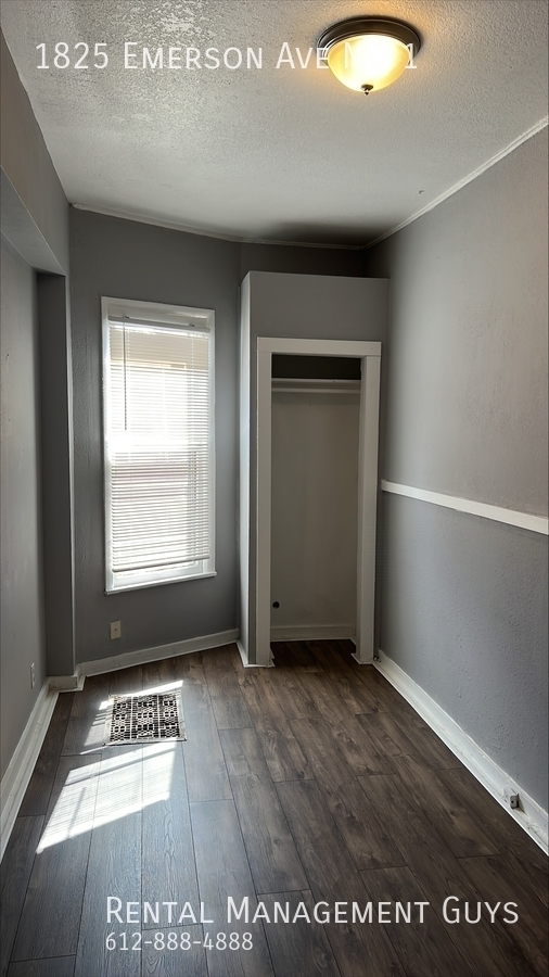 Building Photo - Ready to Rent 3 Bedroom Duplex! Fenced in ...