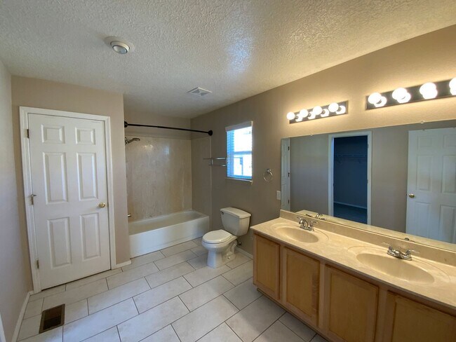 Building Photo - 3 Bedroom Home Available Near Unser Blvd N...