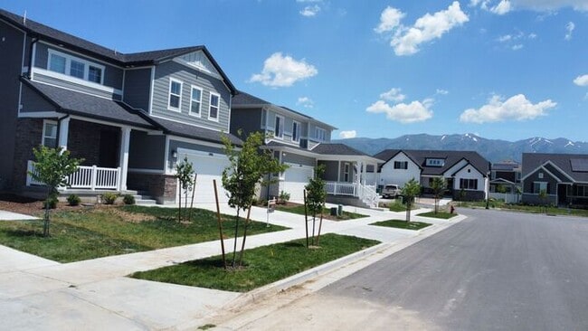 Building Photo - 3 bdrm 2 1/2 bath Home- Small Dog Friendly