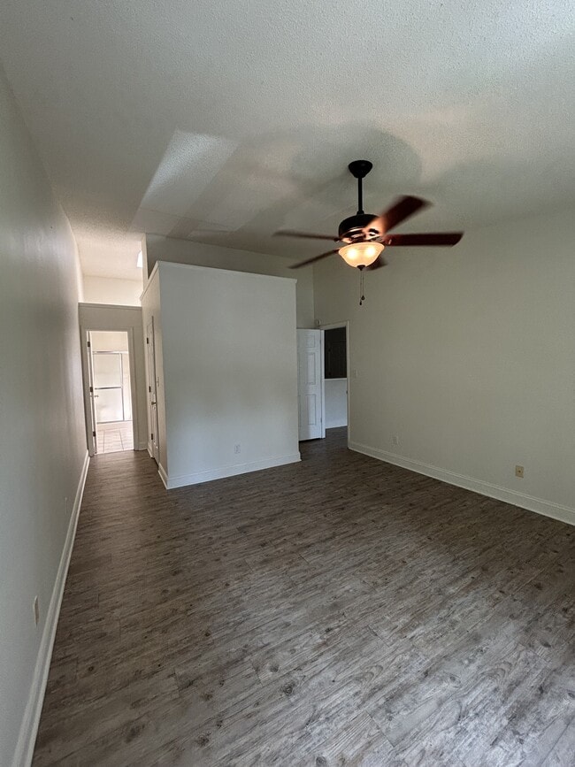 Building Photo - 104 Breezewood Dr