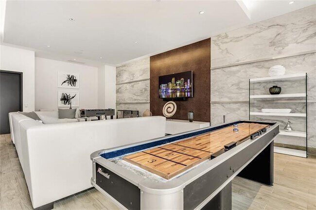 Building Photo - 999 SW 1st Ave