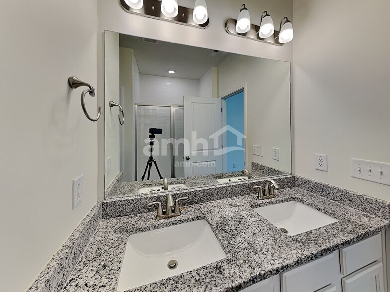 Building Photo - 7077 Creeksong Dr